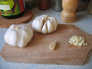 New Study Finds That Raw Garlic Cuts Lung Cancer Risk In Half
