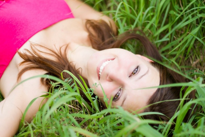 beautiful-young-girl-women-lay-laying-grass