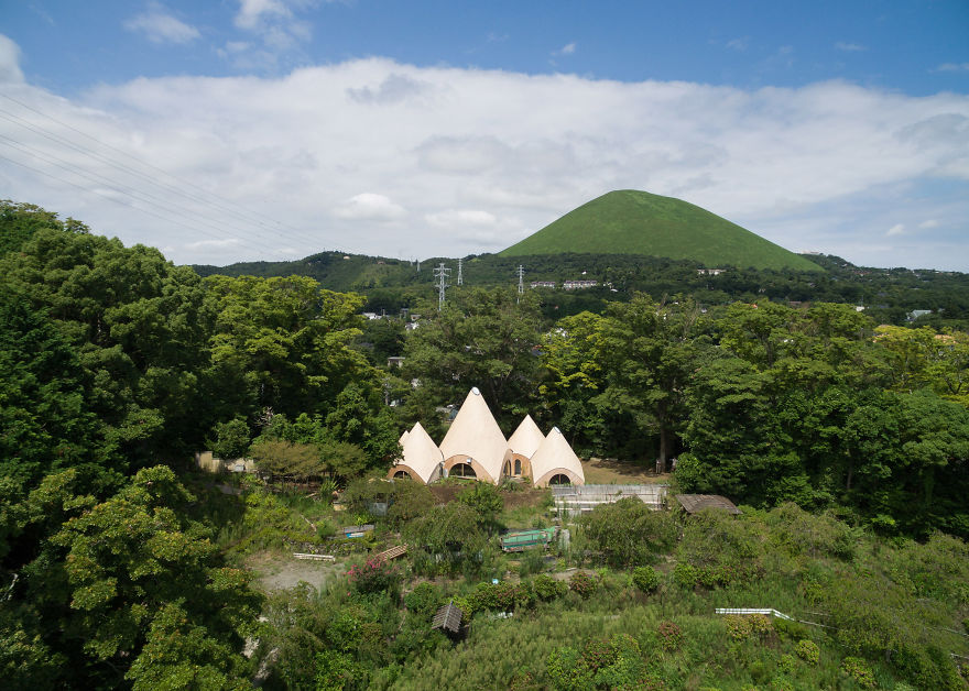 jikka-japanes-cones-mountains