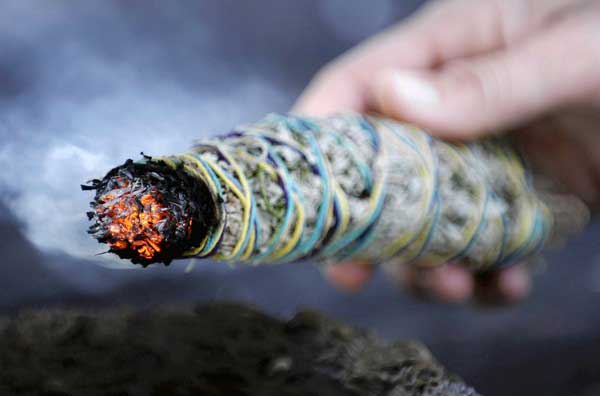 These Smudge Sticks Eliminate Negative Energy and Stress From Any Space – Here’s How to Make Yours