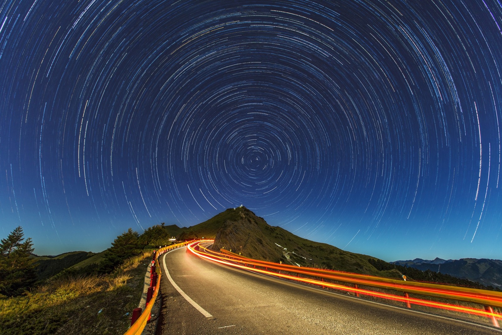 long-exposure-of-road-in-mountains