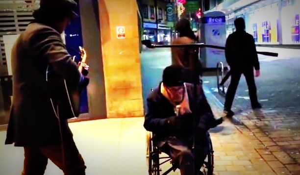 Homeless Man Takes Mic from Busker – Blows Everyone’s Minds