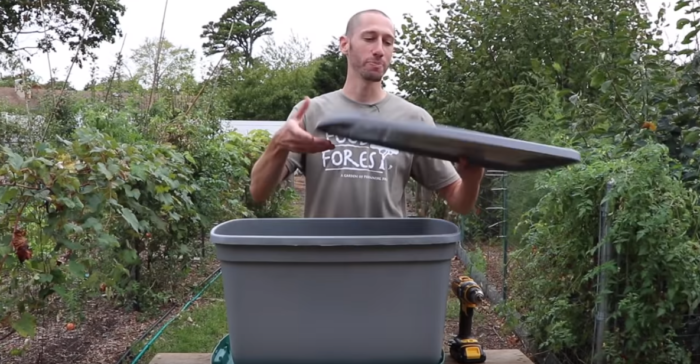The Right Way to Make a Worm Bin: Quick, Simple and Inexpensive Gardening