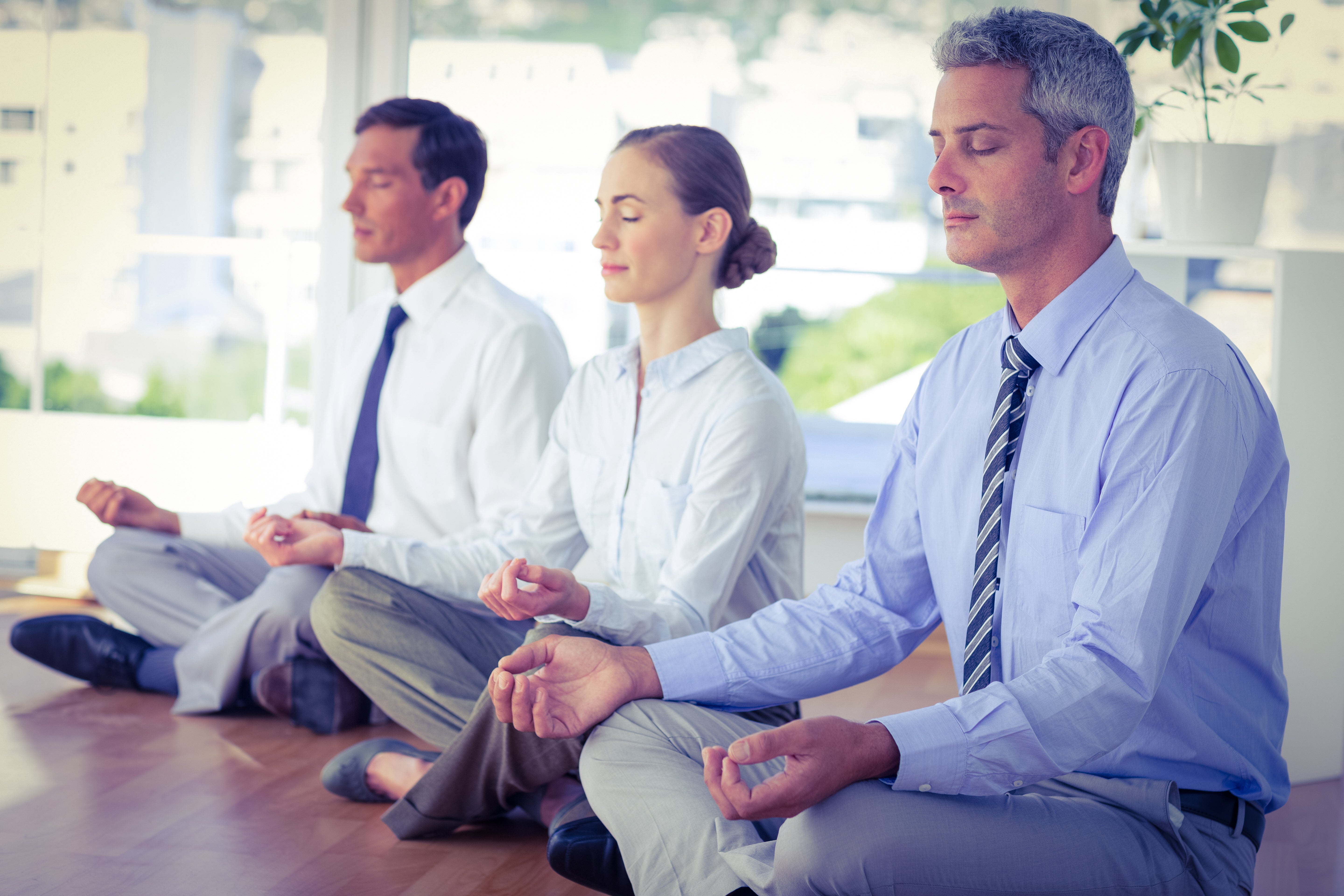Человеческое благополучие это. Медитация в офисе. Медитация корпоративная в офисе. Человек медитирует в офисе. Бизнесмен медитирует в офисе.