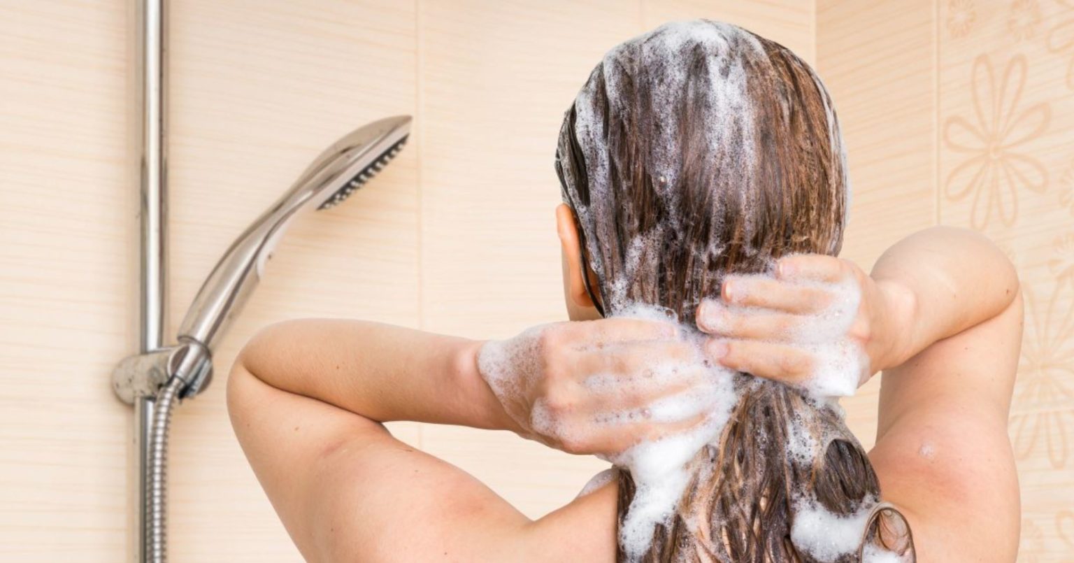 Покажи как женщины моются. Шампунь для волос. Девушка моет волосы. Девушка моет голову. Женщина с шампунем в душе.